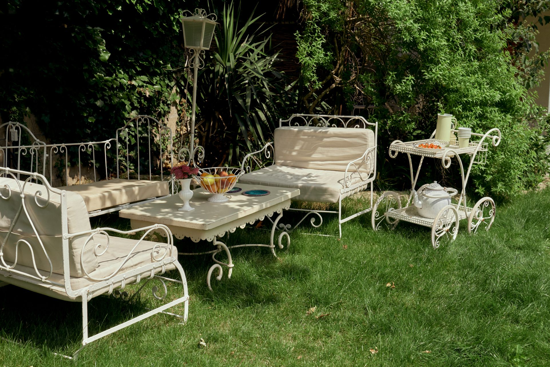 jardin aromatique de 350m2 avec un accès direct à la rivière du Loiret, coin repos avec plusieurs fauteuil d'exterieur, une belle table avec des fruits et de fleurs posés
