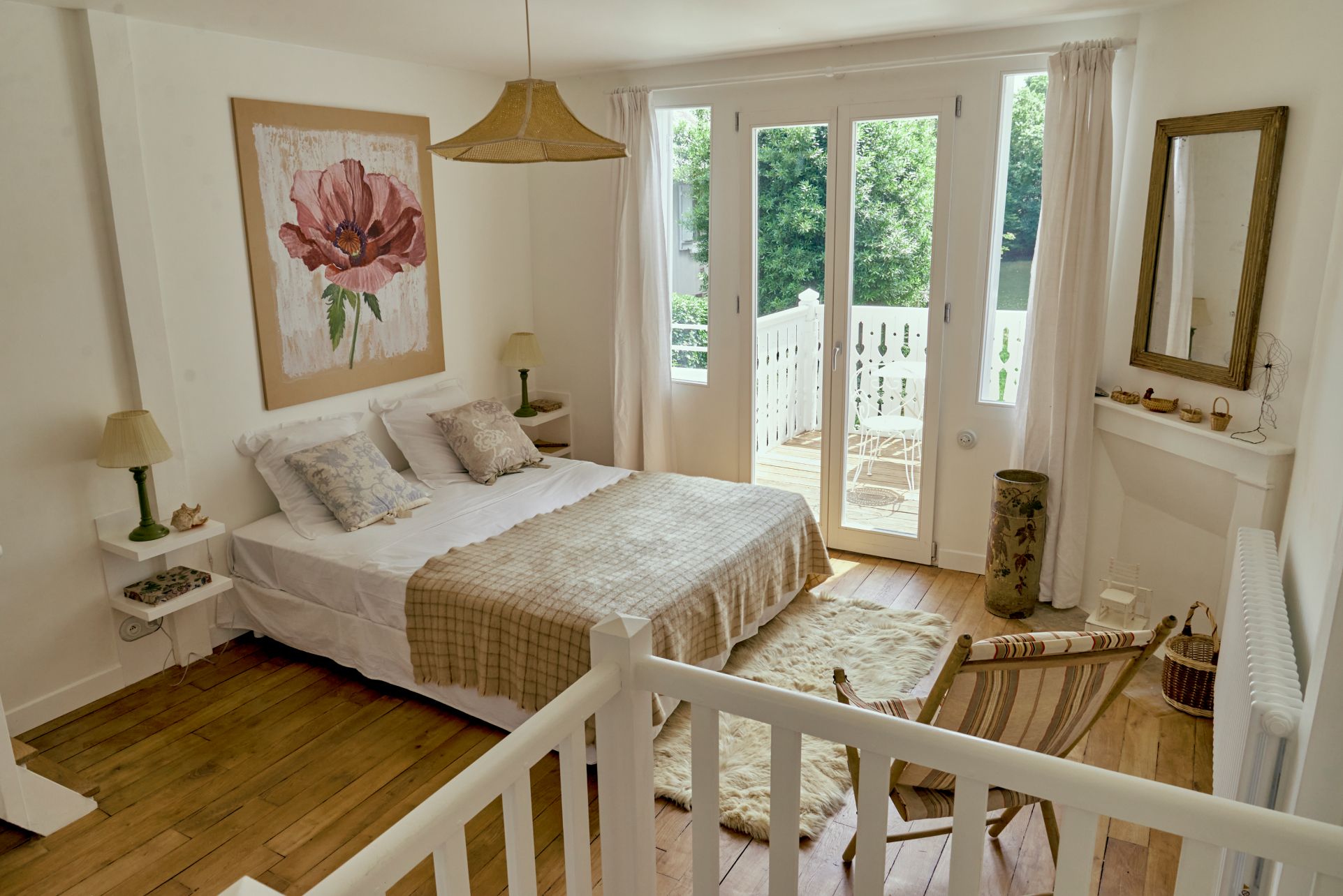 Chambre anémone, lit double , jolie petite térasse avec un table et vue sur le loiret